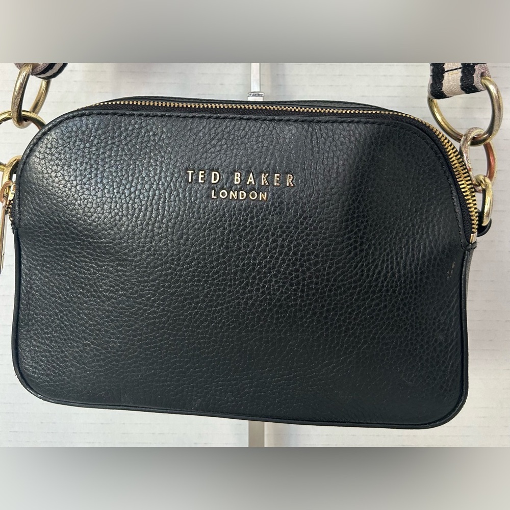 Ted Baker London camera bag grained leather Crossbody Black. Top double zipper.